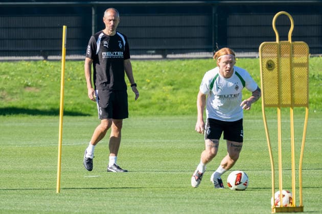 Jan Moritz Lichte (Borussia Moenchengladbach, Interimstrainer) schaut sich die Ausfuehrung der Uebung von Yukhym Konoplia (Borussia Moenchengladbach, 22) an. Oeffentliches Training Borussia Moenchengladbach, Fussball, Bundesliga, Saison 2026 2027, 15.09.2026 oeffentliches Training Borussia Moenchengladbach, Fussball, Bundesliga, Saison 2026 2027, 15.09.2026 Moenchengladbach Copyright: xEibner-Pressefoto ThomasxHaeslerx EP_THR