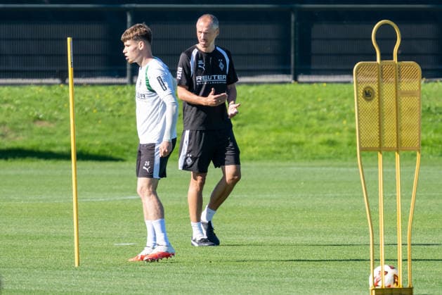 Jan Moritz Lichte (Borussia Moenchengladbach, Interimstrainer) fordert eine schnellere und saubere Ausfuehrung der Uebung. Davor Lukas Ullrich (Borussia Moenchengladbach, 26). Oeffentliches Training Borussia Moenchengladbach, Fussball, Bundesliga, Saison 2026 2027, 15.09.2026 oeffentliches Training Borussia Moenchengladbach, Fussball, Bundesliga, Saison 2026 2027, 15.09.2026 Moenchengladbach Copyright: xEibner-Pressefoto ThomasxHaeslerx EP_THR
