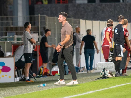 Trainer Orest Shala (SC Verl) mit gesenktem Kopf an der Seitenlinie, Nachdenklich Frust Enttaeuschung Emotion Gestik Geste Coaching Mitleiden Sorge GER, Fussball, SG Sonnenhof Grossaspach vs. SC Verl, 3. Liga, 6. Spieltag, Aspach, Saison 2026 2027, 15.09.2026 GER, Fussball, SG Sonnenhof Grossaspach vs. SC Verl, 3. Liga, 6. Spieltag, Saison 2026 2027, 15.09.2026 Aspach Copyright: xCarstenxSchweringx EP_CSG