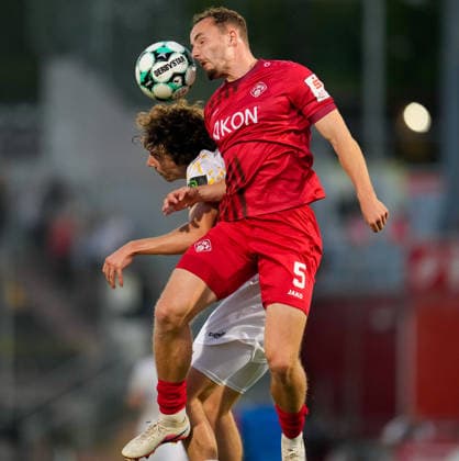 Leo Eberle (FC Wuerzburger Kickers, 5) springt zum Kopfball gegen Louis Koester (TSV Alemannia Aachen, 8). GER, FC Wuerzburger Kickers vs TSV Alemannia Aachen, 3. Liga, 6. Spieltag, Saison 2026-27, AKON Arena, Wuerzburg, 15.09.2026 Wuerzburger Kickers vs Alemannia Aachen, 3. Liga, 6. Spieltag, Saison 2026-27, 15.09.2026 Wuerzburg Copyright: xEibner-Pressefoto ScottxColemanx EP_SCN