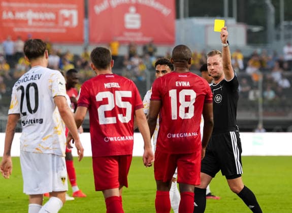 Schiedsrichter Martin Wilke zeigt Franck Evina (FC Wuerzburger Kickers, 18) die Gelbe Karte. GER, FC Wuerzburger Kickers vs TSV Alemannia Aachen, 3. Liga, 6. Spieltag, Saison 2026-27, AKON Arena, Wuerzburg, 15.09.2026 Wuerzburger Kickers vs Alemannia Aachen, 3. Liga, 6. Spieltag, Saison 2026-27, 15.09.2026 Wuerzburg Copyright: xEibner-Pressefoto ScottxColemanx EP_SCN