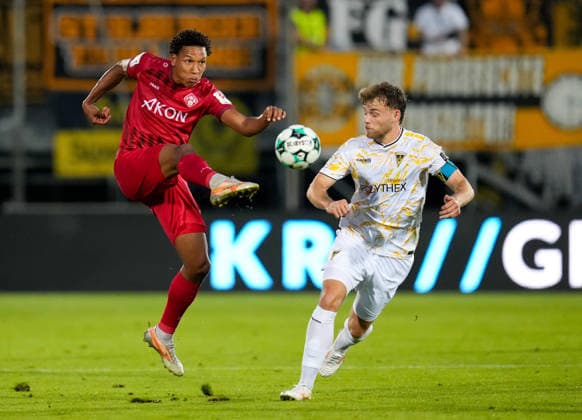Liam Omore (FC Wuerzburger Kickers, 17) gegen Mika Schroers (TSV Alemannia Aachen, 27) GER, FC Wuerzburger Kickers vs TSV Alemannia Aachen, 3. Liga, 6. Spieltag, Saison 2026-27, AKON Arena, Wuerzburg, 15.09.2026 Wuerzburger Kickers vs Alemannia Aachen, 3. Liga, 6. Spieltag, Saison 2026-27, 15.09.2026 Wuerzburg Copyright: xEibner-Pressefoto ScottxColemanx EP_SCN