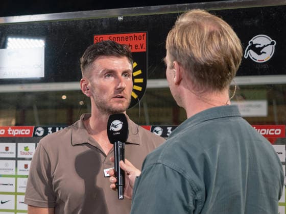 Interview: Trainer Orest Shala (SC Verl) am Mikrofon, Statement Sponsorenwand Nachbericht Gestik Geste GER, Fussball, SG Sonnenhof Grossaspach vs. SC Verl, 3. Liga, 6. Spieltag, Aspach, Saison 2026 2027, 15.09.2026 GER, Fussball, SG Sonnenhof Grossaspach vs. SC Verl, 3. Liga, 6. Spieltag, Saison 2026 2027, 15.09.2026 Aspach Copyright: xCarstenxSchweringx EP_CSG