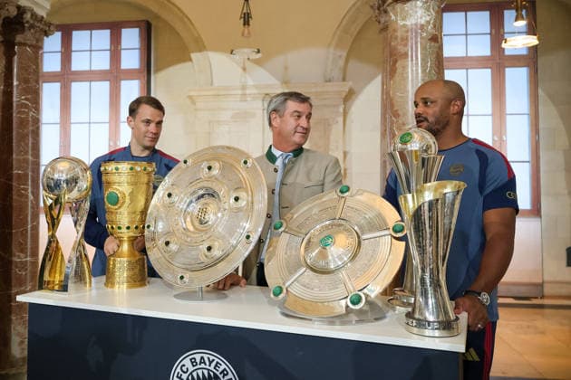 Manuel Neuer (FC Bayern Muenchen, 01) mit Dr. Markus Soeder (MdL, Ministerpraesident Bayern und CSU Vorsitzender) und Vincent Kompany (FC Bayern Muenchen, Cheftrainer), mit den Pokalen und Meisterschalen der vegangenen Saison, GER, Ministerpraesident Dr. Markus Soeder empfaengt die Frauen- und Herrenfussballmanschaft des FC Bayern Muenchen zur Ehrung als Deutsche Meister in der Saison 2025 28, 16.09.2026, GER, Ministerpraesident Dr. Markus Soeder empfaengt die Frauen- und Herrenfussballmanschaft des FC Bayern Muenchen zur Ehrung als Deutsche Meister in der Saison 2025 28, 16.09.2026 Muenchen Copyright: xEibner-Pressefoto JennixMaulx EP_JML