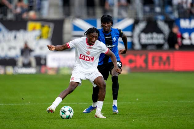 v.li.: Dickson Abiama (Essen, 18), Favour Jidechi Okeke (Jid Okeke, SV Waldhof, 25), Zweikampf, Spielszene, Duell, duel, tackle, tackling, Dynamik, Action, Aktion, 16.09.2026, Mannheim (Deutschland), Fussball, 3. Liga, SV Waldhof Mannheim - Rot-Weiss Essen, DFB DFL REGULATIONS PROHIBIT ANY USE OF PHOTOGRAPHS AS IMAGE SEQUENCES AND OR QUASI-VIDEO.