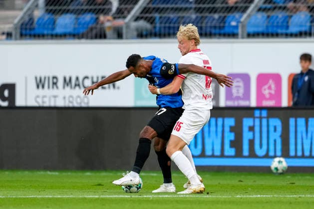 v.li.: Noah Sarenren Bazee (SV Waldhof, 37), Ben Hüning (Essen, 15), Zweikampf, Spielszene, Duell, duel, tackle, tackling, Dynamik, Action, Aktion, 16.09.2026, Mannheim (Deutschland), Fussball, 3. Liga, SV Waldhof Mannheim - Rot-Weiss Essen, DFB DFL REGULATIONS PROHIBIT ANY USE OF PHOTOGRAPHS AS IMAGE SEQUENCES AND OR QUASI-VIDEO.