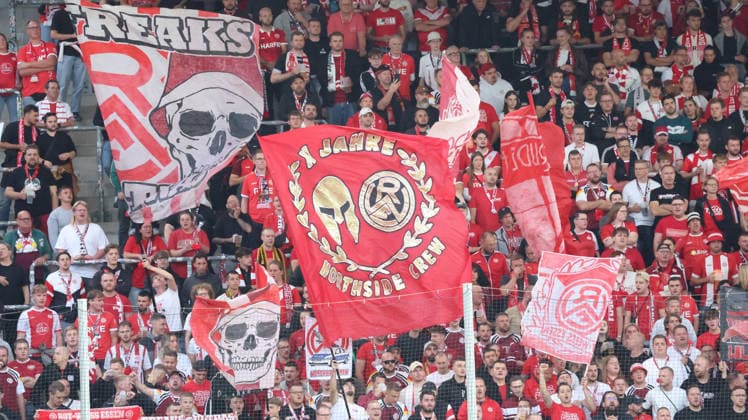 16.09.2026, xrekx, Fussball 3.Liga, SV Waldhof Mannheim - Rot-Weiss Essen v.l. Rot Weiss Essen Fans ,Stimmung, Schals, Ultras, Zuschauer, Besucher, Choreo, Choreografie, atmosphere, scarves, spectators, visitors Mannheim