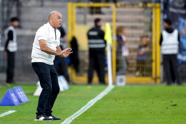 Rui Mota (Trainer, Cheftrainer, SV Waldhof), gibt Anweisungen, gestikuliert, mit den Armen gestikulieren, Freisteller, Ganzkörper, Einzelbild, Einzelfoto, Aktion, Action, am Spielfeldrand, an der Seitenauslinie, 16.09.2026, Mannheim (Deutschland), Fussball, 3. Liga, SV Waldhof Mannheim - Rot-Weiss Essen, DFB DFL REGULATIONS PROHIBIT ANY USE OF PHOTOGRAPHS AS IMAGE SEQUENCES AND OR QUASI-VIDEO.