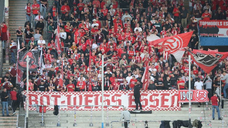 16.09.2026, xrekx, Fussball 3.Liga, SV Waldhof Mannheim - Rot-Weiss Essen v.l. RWE Fans ,Stimmung, Schals, Ultras, Zuschauer, Besucher, Choreo, Choreografie, atmosphere, scarves, spectators, visitors Mannheim