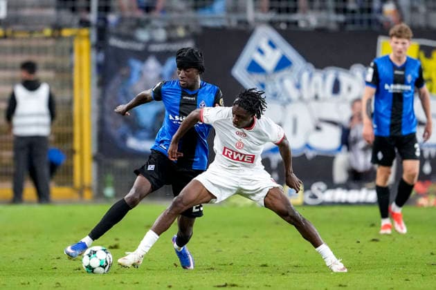 v.li.: Favour Jidechi Okeke (Jid Okeke, SV Waldhof, 25), Dickson Abiama (Essen, 18), Zweikampf, Spielszene, Duell, duel, tackle, tackling, Dynamik, Action, Aktion, 16.09.2026, Mannheim (Deutschland), Fussball, 3. Liga, SV Waldhof Mannheim - Rot-Weiss Essen, DFB DFL REGULATIONS PROHIBIT ANY USE OF PHOTOGRAPHS AS IMAGE SEQUENCES AND OR QUASI-VIDEO.