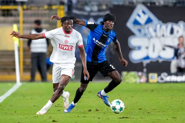 v.li.: Dickson Abiama (Essen, 18), Favour Jidechi Okeke (Jid Okeke, SV Waldhof, 25), Zweikampf, Spielszene, Duell, duel, tackle, tackling, Dynamik, Action, Aktion, 16.09.2026, Mannheim (Deutschland), Fussball, 3. Liga, SV Waldhof Mannheim - Rot-Weiss Essen, DFB DFL REGULATIONS PROHIBIT ANY USE OF PHOTOGRAPHS AS IMAGE SEQUENCES AND OR QUASI-VIDEO.