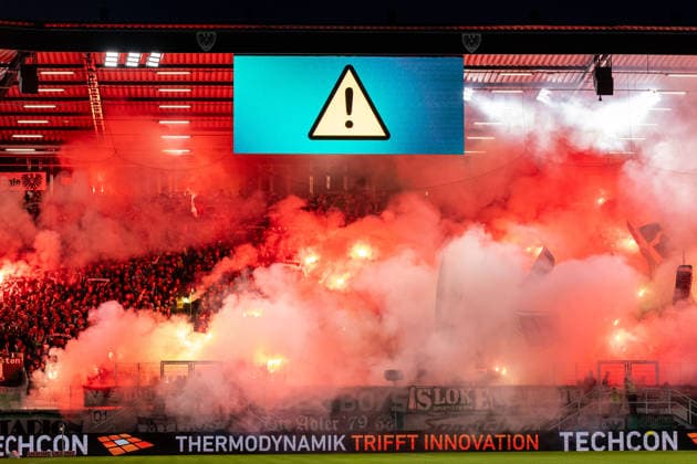 Die Fans von SC Preussen Muenster zuenden Pyrotechnik im Heimblock, ein Bildschirm zeigt ein Warnsymbol GER, SC Preussen Muenster vs. 1. FC Saarbruecken, Fussball, 3. Liga, 6. Spieltag, Spielzeit 2026 2027, 16.09.2026 DFL Regulations prohibit any use of photographers as image sequences and or quasi-video. GER, SC Preussen Muenster vs. 1. FC Saarbruecken, Fussball, 3. Liga, 6. Spieltag, Spielzeit 2026 2027, 16.09.2026 Muenster Copyright: xEibner-Pressefoto JanxRollingerx EP_JSK