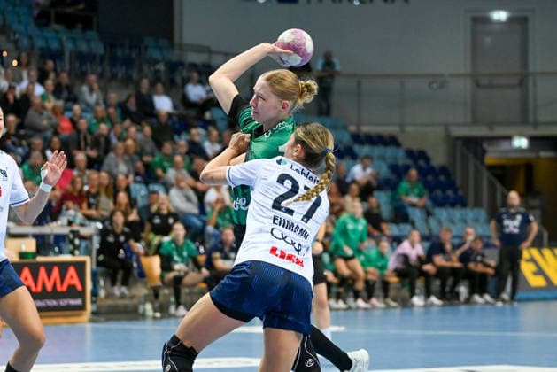 Lara Mueller (VfL Oldenburg, 15) am Ball gegen Sina Ehmann (SU Neckarsulm, 27) GER, VfL Oldenburg vs. SU Neckarsulm, ALSCO Handball Bundesliga Frauen, 4. Spieltag, Saison 2026 2027, 16.09.2026, VfL Oldenburg vs. SU Neckarsulm, ALSCO Handball Bundesliga Frauen, 4. Spieltag, Saison 2026 2027, 16.09.2026 Oldenburg Copyright: xEibner-Pressefoto RobertxGertzenx EP_RGN
