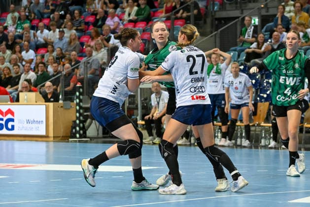 Lara Mueller (VfL Oldenburg, 15) gegen Merle Albers (SU Neckarsulm, 39) und Sina Ehmann (SU Neckarsulm, 27) GER, VfL Oldenburg vs. SU Neckarsulm, ALSCO Handball Bundesliga Frauen, 4. Spieltag, Saison 2026 2027, 16.09.2026, VfL Oldenburg vs. SU Neckarsulm, ALSCO Handball Bundesliga Frauen, 4. Spieltag, Saison 2026 2027, 16.09.2026 Oldenburg Copyright: xEibner-Pressefoto RobertxGertzenx EP_RGN