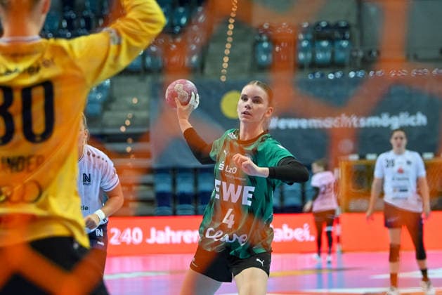 Toni Reinemann (VfL Oldenburg, 04) wirft einen Siebenmeter GER, VfL Oldenburg vs. SU Neckarsulm, ALSCO Handball Bundesliga Frauen, 4. Spieltag, Saison 2026 2027, 16.09.2026, VfL Oldenburg vs. SU Neckarsulm, ALSCO Handball Bundesliga Frauen, 4. Spieltag, Saison 2026 2027, 16.09.2026 Oldenburg Copyright: xEibner-Pressefoto RobertxGertzenx EP_RGN