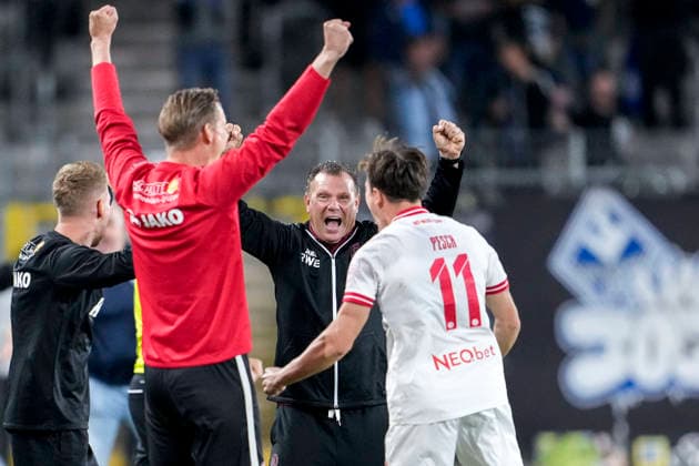 v.li.: Uwe Koschinat (Trainer, Cheftrainer, Essen), Noah Pesch (Essen, 11), Spieler von Rot-Weiss Essen, Jubel nach dem Schlusspfiff, Freude über den Sieg, Sieger, Gewinner, jubelt, jubeln, fröhlich, positiv, freut sich, freuen, optimistisch, Highlight, Action, Aktion, 16.09.2026, Mannheim (Deutschland), Fussball, 3. Liga, SV Waldhof Mannheim - Rot-Weiss Essen, DFB DFL REGULATIONS PROHIBIT ANY USE OF PHOTOGRAPHS AS IMAGE SEQUENCES AND OR QUASI-VIDEO.