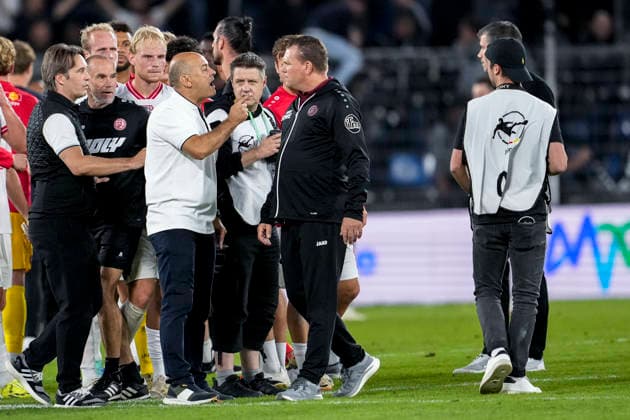 v.li.: Rui Mota (Trainer, Cheftrainer, SV Waldhof) und Uwe Koschinat (Trainer, Cheftrainer, Essen) nach dem Schlusspfiff, im Gespräch, Diskussion auf dem Spielfeld, Action, Aktion, Spielszene, ist wütend, ruft, schreit, schreien, schreiend, enttäuscht über die Niederlage, Enttäuschung nach dem Schlusspfiff, Highlight, Verlierer, verloren, Frustration, disappointed, pessimistisch, 16.09.2026, Mannheim (Deutschland), Fussball, 3. Liga, SV Waldhof Mannheim - Rot-Weiss Essen, DFB DFL REGULATIONS PROHIBIT ANY USE OF PHOTOGRAPHS AS IMAGE SEQUENCES AND OR QUASI-VIDEO.