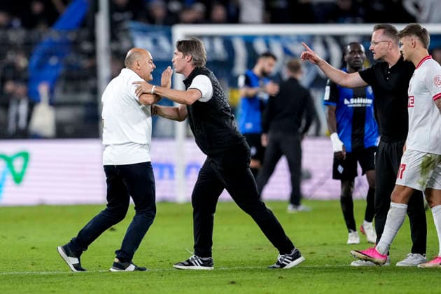 v.li.: Rui Mota (Trainer, Cheftrainer, SV Waldhof) muss von Gerhard Zuber (Geschäftsführer SV Waldhof) nach dem Schlusspfiff zurückgehalten werden, ist wütend, ruft, schreit, schreien, schreiend, im Gespräch, Diskussion auf dem Spielfeld, enttäuscht über die Niederlage, Enttäuschung nach dem Schlusspfiff, Highlight, Verlierer, verloren, Frustration, disappointed, pessimistisch, 16.09.2026, Mannheim (Deutschland), Fussball, 3. Liga, SV Waldhof Mannheim - Rot-Weiss Essen, DFB DFL REGULATIONS PROHIBIT ANY USE OF PHOTOGRAPHS AS IMAGE SEQUENCES AND OR QUASI-VIDEO.