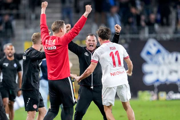 v.li.: Uwe Koschinat (Trainer, Cheftrainer, Essen) und Noah Pesch (Essen, 11), Spieler von Rot-Weiss Essen, Jubel nach dem Schlusspfiff, Freude über den Sieg, Sieger, Gewinner, jubelt, jubeln, fröhlich, positiv, freut sich, freuen, optimistisch, Highlight, Action, Aktion, 16.09.2026, Mannheim (Deutschland), Fussball, 3. Liga, SV Waldhof Mannheim - Rot-Weiss Essen, DFB DFL REGULATIONS PROHIBIT ANY USE OF PHOTOGRAPHS AS IMAGE SEQUENCES AND OR QUASI-VIDEO.