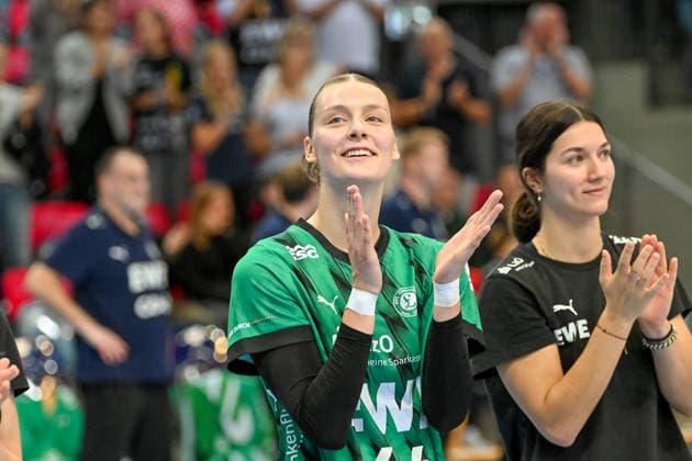 Lisa-Marie Fragge (VfL Oldenburg, 44) jubelt nach dem Heimsieg gegen Neckarsulm GER, VfL Oldenburg vs. SU Neckarsulm, ALSCO Handball Bundesliga Frauen, 4. Spieltag, Saison 2026 2027, 16.09.2026, VfL Oldenburg vs. SU Neckarsulm, ALSCO Handball Bundesliga Frauen, 4. Spieltag, Saison 2026 2027, 16.09.2026 Oldenburg Copyright: xEibner-Pressefoto RobertxGertzenx EP_RGN