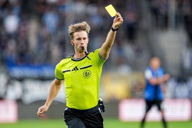 Jarno Wienefeld (Schiedsrichter) zieht die Gelbe Karte, Verwarnung, yellow card, Action, Aktion, Spielszene, Einzelbild, Einzelfoto, 16.09.2026, Mannheim (Deutschland), Fussball, 3. Liga, SV Waldhof Mannheim - Rot-Weiss Essen, DFB DFL REGULATIONS PROHIBIT ANY USE OF PHOTOGRAPHS AS IMAGE SEQUENCES AND OR QUASI-VIDEO.