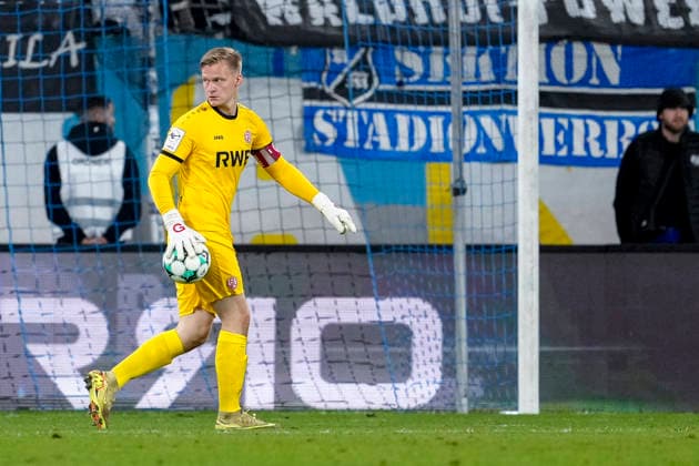Jakob Karl Gerhard Golz (Torwart, Essen, 1), am Ball, Freisteller, Ganzkörper, Einzelbild, Einzelfoto, Aktion, Action, 16.09.2026, Mannheim (Deutschland), Fussball, 3. Liga, SV Waldhof Mannheim - Rot-Weiss Essen, DFB DFL REGULATIONS PROHIBIT ANY USE OF PHOTOGRAPHS AS IMAGE SEQUENCES AND OR QUASI-VIDEO.