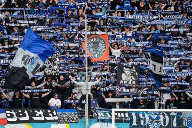 Die Ultras vom SV Waldhof Mannheim schwenken in der Fankurve ihre Fahnen, Heimfans, Fanblock, freuen sich aufs Spiel, Fans, Publikum, Zuschauer, Stimmung, Atmosphäre, Stadion, 16.09.2026, Mannheim (Deutschland), Fussball, 3. Liga, SV Waldhof Mannheim - Rot-Weiss Essen, DFB DFL REGULATIONS PROHIBIT ANY USE OF PHOTOGRAPHS AS IMAGE SEQUENCES AND OR QUASI-VIDEO.