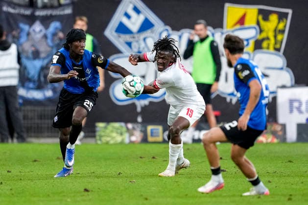 v.li.: Favour Jidechi Okeke (Jid Okeke, SV Waldhof, 25), Franci Bouebari (Essen, 19), Zweikampf, Spielszene, Duell, duel, tackle, tackling, Dynamik, Action, Aktion, 16.09.2026, Mannheim (Deutschland), Fussball, 3. Liga, SV Waldhof Mannheim - Rot-Weiss Essen, DFB DFL REGULATIONS PROHIBIT ANY USE OF PHOTOGRAPHS AS IMAGE SEQUENCES AND OR QUASI-VIDEO.