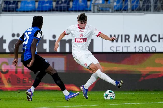 v.li.: Favour Jidechi Okeke (Jid Okeke, SV Waldhof, 25), Jaka Cuber Potocnik (Essen, 9), Zweikampf, Spielszene, Duell, duel, tackle, tackling, Dynamik, Action, Aktion, 16.09.2026, Mannheim (Deutschland), Fussball, 3. Liga, SV Waldhof Mannheim - Rot-Weiss Essen, DFB DFL REGULATIONS PROHIBIT ANY USE OF PHOTOGRAPHS AS IMAGE SEQUENCES AND OR QUASI-VIDEO.