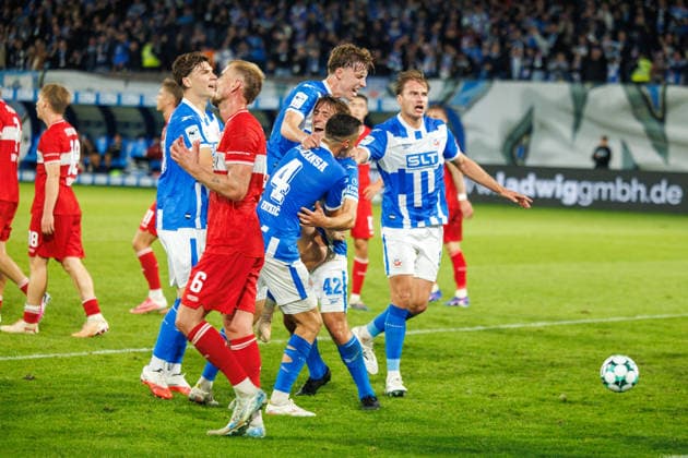 vorn Frust bei Alexander Groiß (VfB) - dahinter Torjubel 3:2 v.l. Peter Kiedl (Rostock) , Yannick Michaelis (Rostock) , Torschütze Benno Dietze (Rostock) , Kenan Fatkic (Rostock) und Florian Carstens (Rostock) ; GER, FC Hansa Rostock vs. VfB Stuttgart II, Fußball, Männer, 3.Liga, 06.Spieltag, Spielzeit 2026 2027, 16.09.2026 Rostock Ostseestadion Mecklenburg - Vorpommern Deutschland