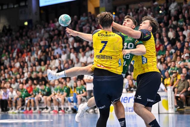 Goeppingen, Deutschland, 17.09.26: Robert Timmermeister (Rhein-Neckar Loewen), Elias Newel (FRISCH AUF! Goeppingen) und Aron Seesing (Rhein-Neckar Loewen) in Aktion, am Ball, Einzelaktion waehrend des Opel Handball Bundesliga Spiels zwischen FRISCH AUF! Goeppingen vs Rhein-Neckar Loewen in der EWS Arena am 17. September 2026 in Goeppingen, Deutschland. (Foto von Harry Langer DeFodi Images) Goeppingen, Germany, 17.09.26: Robert Timmermeister (Rhein-Neckar Loewen), Elias Newel (FRISCH AUF! Goeppingen) und Aron Seesing (Rhein-Neckar Loewen) controls the Ball during the Opel Handball Bundesliga match between FRISCH AUF! Goeppingen vs Rhein-Neckar Loewen at EWS Arena on September 17, 2026 in Goeppingen, Germany. (Photo by Harry Langer DeFodi Images) (Photo by Harry Langer DeFodi Images) -