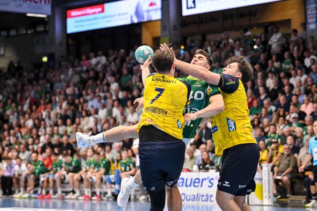 Goeppingen, Deutschland, 17.09.26: Robert Timmermeister (Rhein-Neckar Loewen), Elias Newel (FRISCH AUF! Goeppingen) und Aron Seesing (Rhein-Neckar Loewen) in Aktion, am Ball, Einzelaktion waehrend des Opel Handball Bundesliga Spiels zwischen FRISCH AUF! Goeppingen vs Rhein-Neckar Loewen in der EWS Arena am 17. September 2026 in Goeppingen, Deutschland. (Foto von Harry Langer DeFodi Images) Goeppingen, Germany, 17.09.26: Robert Timmermeister (Rhein-Neckar Loewen), Elias Newel (FRISCH AUF! Goeppingen) und Aron Seesing (Rhein-Neckar Loewen) controls the Ball during the Opel Handball Bundesliga match between FRISCH AUF! Goeppingen vs Rhein-Neckar Loewen at EWS Arena on September 17, 2026 in Goeppingen, Germany. (Photo by Harry Langer DeFodi Images) (Photo by Harry Langer DeFodi Images) -