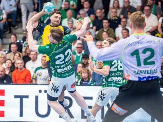 Dani Baijens (Rhein-Neckar Loewen, 77) im Zweikampf mit Erik Persson (Frisch Auf Goeppingen, 22), Frisch Auf Goeppingen vs. Rhein-Neckar Loewen, Handball, 1. Bundesliga, Herren, Spielzeit 2026 2027, 17.09.2026, Frisch Auf Goeppingen vs. Rhein-Neckar Loewen, Handball, 1. Bundesliga, Herren, Spielzeit 2026 2027, 17.09.2026 Goeppingen Copyright: xEibner-Pressefoto MichaelxSchmidx EP_MST