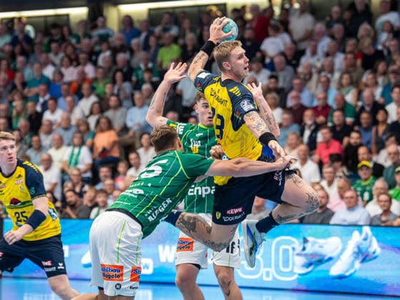 Edwin Aspenbaeck (Rhein-Neckar Loewen, 78) findet die Luecke zwischen Victor Kloeve (Frisch Auf Goeppingen, 07) und Ludvig Jurmala Astroem (Frisch Auf Goeppingen, 25), Frisch Auf Goeppingen vs. Rhein-Neckar Loewen, Handball, 1. Bundesliga, Herren, Spielzeit 2026 2027, 17.09.2026, Frisch Auf Goeppingen vs. Rhein-Neckar Loewen, Handball, 1. Bundesliga, Herren, Spielzeit 2026 2027, 17.09.2026 Goeppingen Copyright: xEibner-Pressefoto MichaelxSchmidx EP_MST