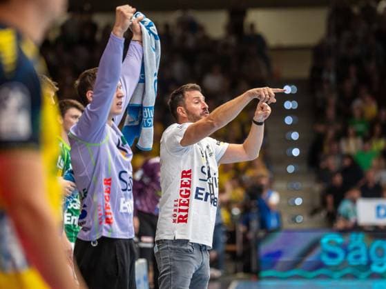 Ben Matschke, Cheftrainer (Frisch Auf Goeppingen) gibt von aussen Anweisungen, Frisch Auf Goeppingen vs. Rhein-Neckar Loewen, Handball, 1. Bundesliga, Herren, Spielzeit 2026 2027, 17.09.2026, Frisch Auf Goeppingen vs. Rhein-Neckar Loewen, Handball, 1. Bundesliga, Herren, Spielzeit 2026 2027, 17.09.2026 Goeppingen Copyright: xEibner-Pressefoto MichaelxSchmidx EP_MST