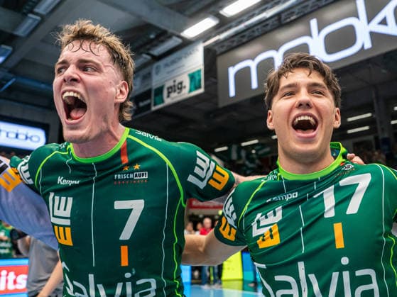 Victor Kloeve (Frisch Auf Goeppingen, 07) und Tim Gossner (Frisch Auf Goeppingen, 17) feiern ausgelassen nach dem Derbysieg, Frisch Auf Goeppingen vs. Rhein-Neckar Loewen, Handball, 1. Bundesliga, Herren, Spielzeit 2026 2027, 17.09.2026, Frisch Auf Goeppingen vs. Rhein-Neckar Loewen, Handball, 1. Bundesliga, Herren, Spielzeit 2026 2027, 17.09.2026 Goeppingen Copyright: xEibner-Pressefoto MichaelxSchmidx EP_MST