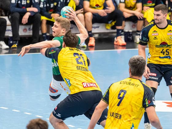 Martin Hanne (Frisch Auf Goeppingen, 42) im Zweikampf mit Aron Seesing (Rhein-Neckar Loewen, 21), Frisch Auf Goeppingen vs. Rhein-Neckar Loewen, Handball, 1. Bundesliga, Herren, Spielzeit 2026 2027, 17.09.2026, Frisch Auf Goeppingen vs. Rhein-Neckar Loewen, Handball, 1. Bundesliga, Herren, Spielzeit 2026 2027, 17.09.2026 Goeppingen Copyright: xEibner-Pressefoto MichaelxSchmidx EP_MST