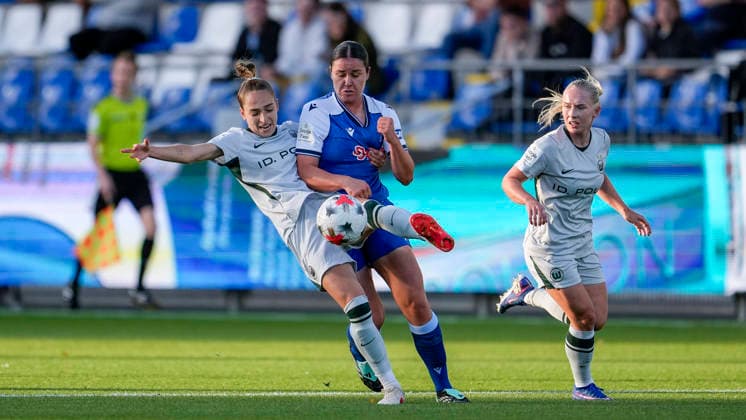v.li.: Sophia Kleinherne (Wolfsburg, 4), Svenja Julia Fölmli (TSG, 19), Zweikampf, Spielszene, Duell, duel, tackle, tackling, Dynamik, Action, Aktion, 18.09.2026, Sinsheim (Hoffenheim) (Deutschland), Fussball, Google Pixel Frauen-Bundesliga, TSG 1899 Hoffenheim - VfL Wolfsburg, DFB DFL REGULATIONS PROHIBIT ANY USE OF PHOTOGRAPHS AS IMAGE SEQUENCES AND OR QUASI-VIDEO.