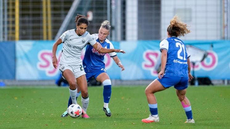 v.li.: Cora Zicai (Wolfsburg, 28), Laura Gloning (TSG, 20), Laia Martret Jimenez (TSG, 21), Zweikampf, Spielszene, Duell, duel, tackle, tackling, Dynamik, Action, Aktion, 18.09.2026, Sinsheim (Hoffenheim) (Deutschland), Fussball, Google Pixel Frauen-Bundesliga, TSG 1899 Hoffenheim - VfL Wolfsburg, DFB DFL REGULATIONS PROHIBIT ANY USE OF PHOTOGRAPHS AS IMAGE SEQUENCES AND OR QUASI-VIDEO.