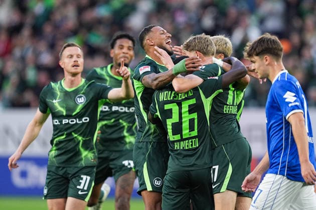 18.09.2026, xydrx, Herren, Fußball, 2.Bundesliga, VfL Wolfsburg - SV Darmstadt 98, Saison 2026 2027, Volkswagen Arena: Torjubel nach dem Tor zum 1:0 für den VfL Wolfsburg durch Torschütze Alexander Bernhardsson (VfL Wolfsburg, 17) zusammen mit Sael Kumbedi (VfL Wolfsburg, 26) und Yannick Gerhardt (VfL Wolfsburg, 31) DFB regulations prohibit any use of photographs as image sequences and or quasi-video. Copyright: HMBxMedia YannisxDreimann