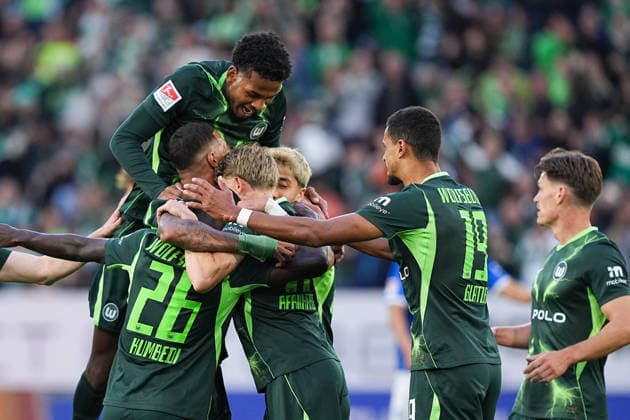 18.09.2026, xydrx, Herren, Fußball, 2.Bundesliga, VfL Wolfsburg - SV Darmstadt 98, Saison 2026 2027, Volkswagen Arena: Torjubel nach dem Tor zum 1:0 für den VfL Wolfsburg durch Torschütze Alexander Bernhardsson (VfL Wolfsburg, 17) zusammen mit Sael Kumbedi (VfL Wolfsburg, 26) und Yannick Gerhardt (VfL Wolfsburg, 31) und Cleiton Santana dos Santos (VfL Wolfsburg, 33) DFB regulations prohibit any use of photographs as image sequences and or quasi-video. Copyright: HMBxMedia YannisxDreimann