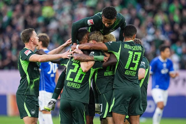 18.09.2026, xydrx, Herren, Fußball, 2.Bundesliga, VfL Wolfsburg - SV Darmstadt 98, Saison 2026 2027, Volkswagen Arena: Torjubel nach dem Tor zum 1:0 für den VfL Wolfsburg durch Torschütze Alexander Bernhardsson (VfL Wolfsburg, 17) zusammen mit Sael Kumbedi (VfL Wolfsburg, 26) und Yannick Gerhardt (VfL Wolfsburg, 31) und Cleiton Santana dos Santos (VfL Wolfsburg, 33) DFB regulations prohibit any use of photographs as image sequences and or quasi-video. Copyright: HMBxMedia YannisxDreimann