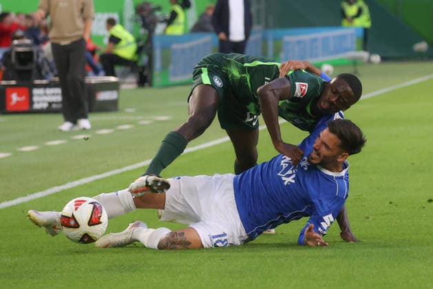 18.09.2026, xgox, Fussball, 2. Bundesliga, VfL Wolfsburg - SV Darmstadt 98 v.l. Sael Kumbedi (Wolfsburg, 26), Raoul Petretta (Darmstadt, 18) Zweikampf, Duell, Kampf, tackle (DFL DFB REGULATIONS PROHIBIT ANY USE OF PHOTOGRAPHS as IMAGE SEQUENCES and or QUASI-VIDEO) Wolfsburg