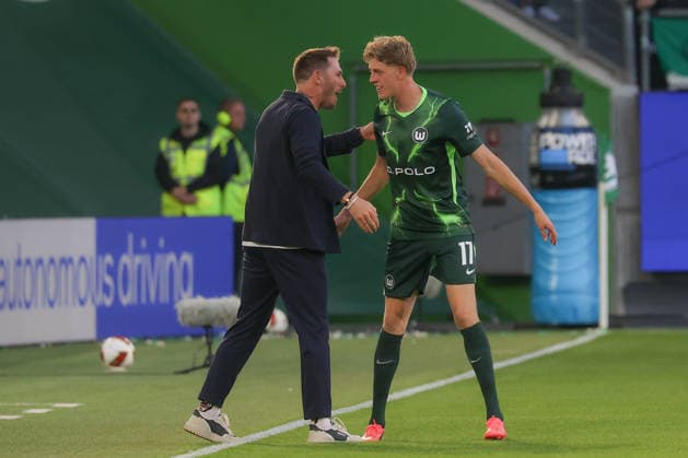 18.09.2026, xgox, Fussball, 2. Bundesliga, VfL Wolfsburg - SV Darmstadt 98 v.l. Tobias Strobl (Wolfsburg, Trainer), Alexander Bernhardsson (Wolfsburg, 17) Jubel, Torjubel, jubelt ueber das Tor, celebrate the goal, celebration (DFL DFB REGULATIONS PROHIBIT ANY USE OF PHOTOGRAPHS as IMAGE SEQUENCES and or QUASI-VIDEO) Wolfsburg
