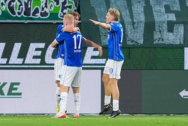 18.09.2026, xydrx, Herren, Fußball, 2.Bundesliga, VfL Wolfsburg - SV Darmstadt 98, Saison 2026 2027, Volkswagen Arena: Torjubel nach dem Tor zum 1:1 für den SV Darmstadt 98 durch Torschütze Milan Smit (SV Darmstadt 98, 36) zusammen mit Kai Klefisch (SV Darmstadt 98, 17) und Nicolas Verkooijen (SV Darmstadt 98, 10) DFB regulations prohibit any use of photographs as image sequences and or quasi-video. Copyright: HMBxMedia YannisxDreimann