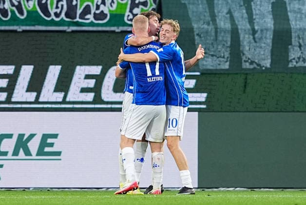 18.09.2026, xydrx, Herren, Fußball, 2.Bundesliga, VfL Wolfsburg - SV Darmstadt 98, Saison 2026 2027, Volkswagen Arena: Torjubel nach dem Tor zum 1:1 für den SV Darmstadt 98 durch Torschütze Milan Smit (SV Darmstadt 98, 36) zusammen mit Kai Klefisch (SV Darmstadt 98, 17) und Nicolas Verkooijen (SV Darmstadt 98, 10) DFB regulations prohibit any use of photographs as image sequences and or quasi-video. Copyright: HMBxMedia YannisxDreimann
