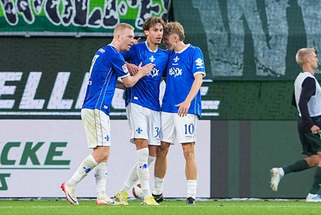 18.09.2026, xydrx, Herren, Fußball, 2.Bundesliga, VfL Wolfsburg - SV Darmstadt 98, Saison 2026 2027, Volkswagen Arena: Torjubel nach dem Tor zum 1:1 für den SV Darmstadt 98 durch Torschütze Milan Smit (SV Darmstadt 98, 36) zusammen mit Kai Klefisch (SV Darmstadt 98, 17) und Nicolas Verkooijen (SV Darmstadt 98, 10) DFB regulations prohibit any use of photographs as image sequences and or quasi-video. Copyright: HMBxMedia YannisxDreimann