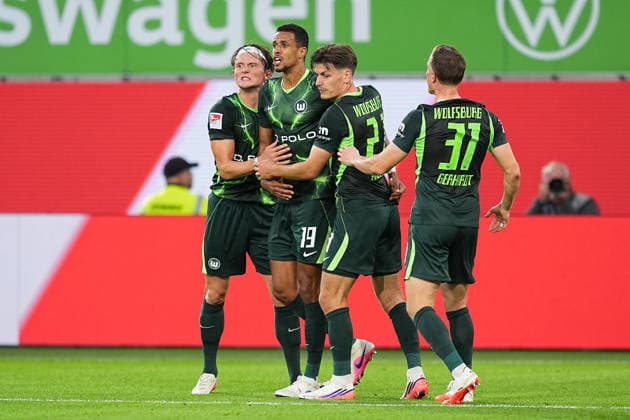 18.09.2026, xydrx, Herren, Fußball, 2.Bundesliga, VfL Wolfsburg - SV Darmstadt 98, Saison 2026 2027, Volkswagen Arena: Torjubel nach dem Tor zum 2:1 für den VfL Wolfsburg durch Torschütze Robert Glatzel (VfL Wolfsburg, 19) zusammen mit Fabian Reese (VfL Wolfsburg, 11) und Joakim Maehle (VfL Wolfsburg, 21) und Yannick Gerhardt (VfL Wolfsburg, 31) DFB regulations prohibit any use of photographs as image sequences and or quasi-video. Copyright: HMBxMedia YannisxDreimann