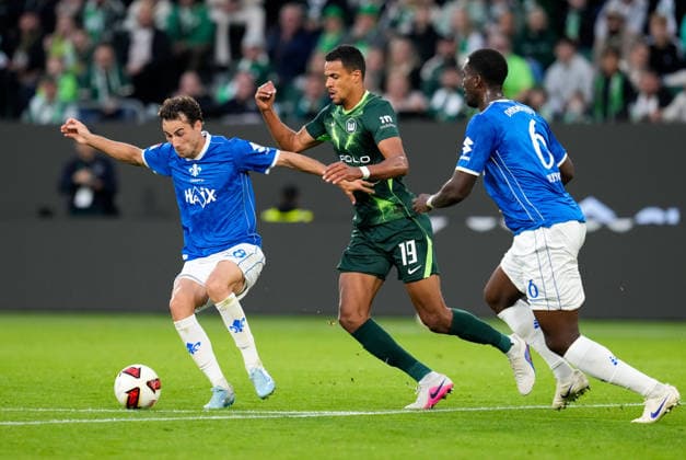 Christopher Lannert (SV Darmstadt 98, 28) im Zweikampf mit Robert Glatzel (VfL Wolfsburg, 19) GER, VfL Wolfsburg vs SV Darmstadt 98, 2. Bundesliga, 6. Spieltag, Saison 2026-27, Volkswagen Arena, Wolfsburg, 18.09.2026 DFL REGULATIONS PROHIBIT ANY USE OF PHOTOGRAPHS AS IMAGE SEQUENCES AND OR QUASI-VIDEO VfL Wolfsburg vs SV Darmstadt 98, 2. Bundesliga, 6. Spieltag, Saison 2026-27, 18.09.2026 Wolfsburg Copyright: xEibner-Pressefoto ScottxColemanx EP_SCN