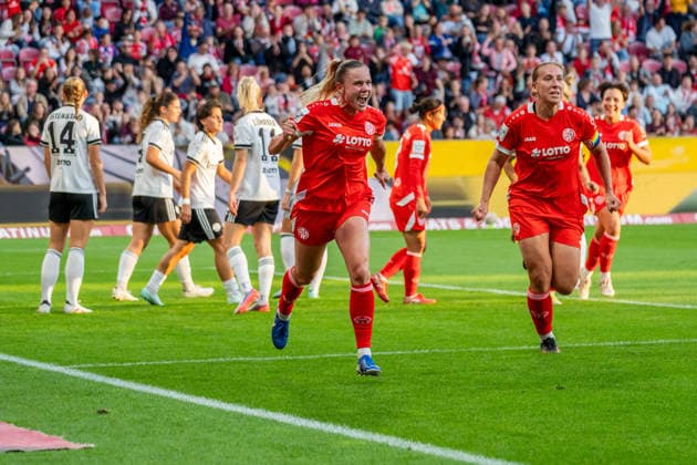 Jubel zum Tor zum 2:0 durch Sabina Jackson (1. FSV Mainz 05, 20), GER, 1. FSV Mainz 05 vs. Eintracht Frankfurt, Fussball, Google Pixel Frauen-Bundesliga, 5. Spieltag, Saison 2026 2027, 18.09.2026, DFB REGULATIONS PROHIBIT ANY USE OF PHOTOGRAPHS AS IMAGE SEQUENCES AND OR QUASI-VIDEO, GER, 1. FSV Mainz 05 vs. Eintracht Frankfurt, Fussball, Google Pixel Frauen-Bundesliga, 5. Spieltag, Saison 2026 2027, 18.09.2026 Mainz Copyright: xEibner-Pressefoto J-NxGroemlingx EP_JGG
